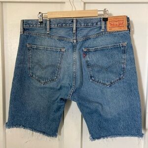 LEVI’S 501 denim shorts W40 frayed hemlines medium wash